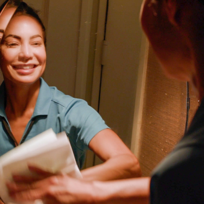 Professional housecleaner polishing a mirror for a clear reflection — symbolizing transparency in housecleaning prices. Professional housecleaner polishing a mirror for a clear reflection — symbolizing transparency in housecleaning prices.